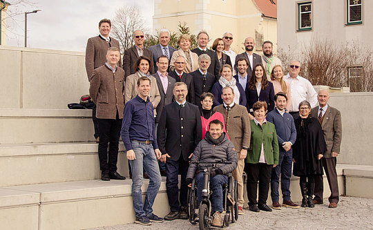 Team der Rohrendorfer Volkspartei, ca. 20 Personen vor dem Kirchturm