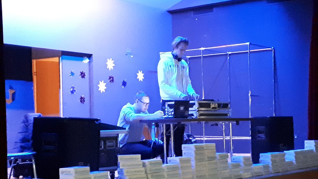 DJ auf der Bühne