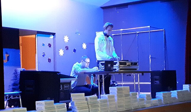 DJ auf der Bühne