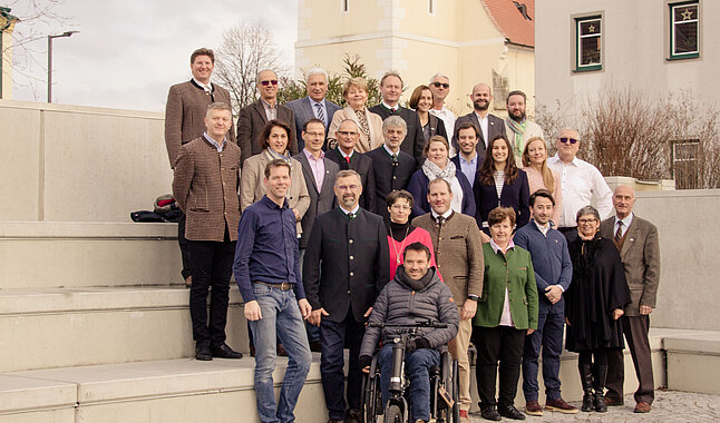 Team der Rohrendorfer Volkspartei, ca. 20 Personen vor dem Kirchturm