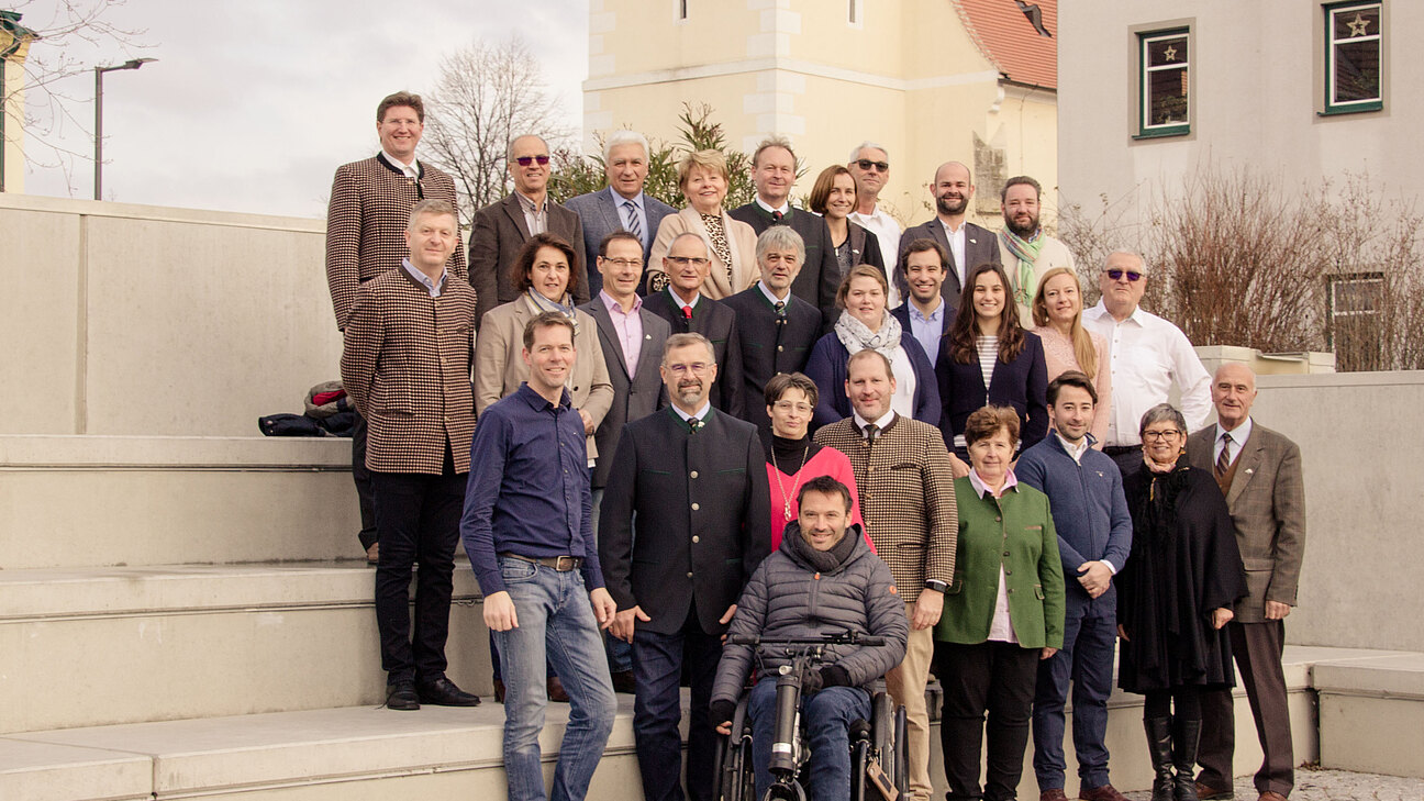 Team der Rohrendorfer Volkspartei, ca. 20 Personen vor dem Kirchturm